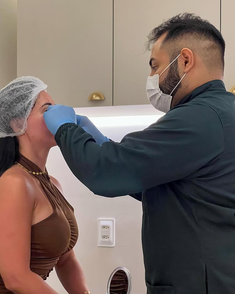 Dr. Bruno Ribeiro realizando atendimento estético em paciente